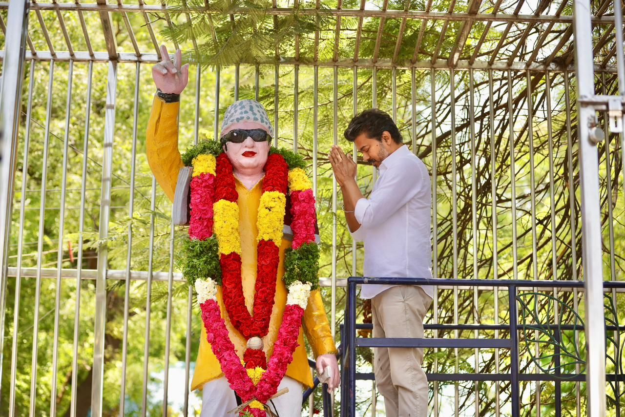 Vijay paying respects before a statue of former Chief Minister Jayalalithaa during the Tiruchirappalli campaign